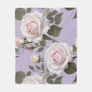 Zachte witte en blos roze rozen op rokerige lavend fleece deken