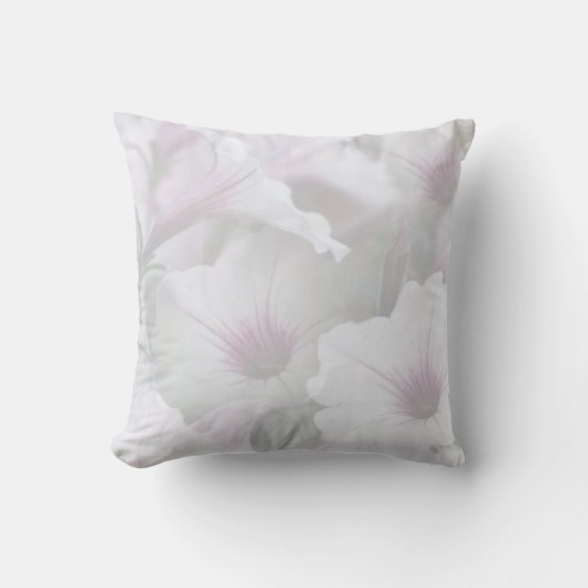 Zachte witte en roze petunias Pillow Kussen (Voorkant)