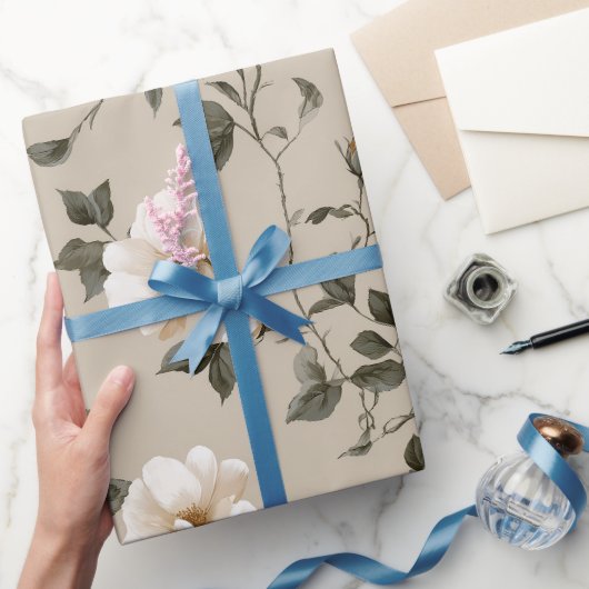 Zachte Witte Roos Beige Bloemmotief  Cadeaupapier (Geschenken)