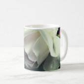 Zachte witte rozen, speciaal gepersonaliseerd koffiemok (Voorkant rechts)