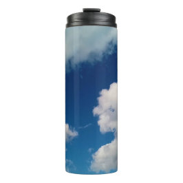 Zachte witte wolken thermosbeker