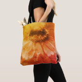 Zachte zinnia Daisy Flower in Sepia  Tote Bag (Dichtbij)