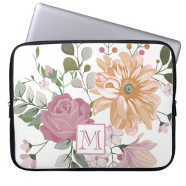 Zachte zomerbloemen met monogram laptop sleeve