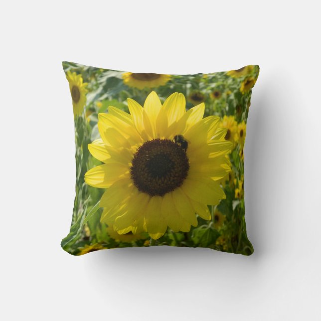 Zachte zonnebloemen (met bijen) Pillow Kussen (Voorkant)