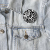 Zachte zwart witte harten patroon ronde button 5,7 cm (In situ)