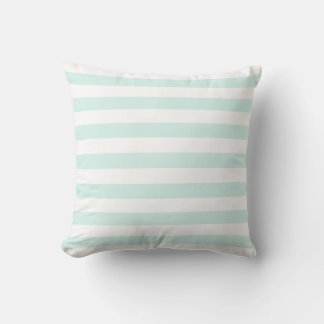 Zachtegroene pastel- en witte lijnenpatroon kussen