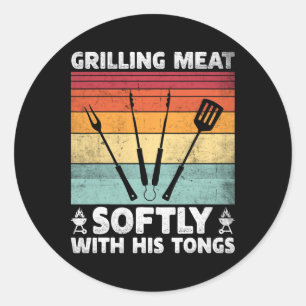 Zachtjes vlees grillen met zijn tang Grappig grill Ronde Sticker