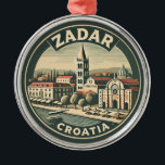 Zadar Kroatië Illustratie Travel Art Badge Metalen Ornament<br><div class="desc">Zadar retro vector reisontwerp. Zadar,  een stad aan de Dalmatische kust van Kroatië,  staat bekend om de Romeinse en Venetiaanse ruïnes van de oude binnenstad.</div>