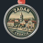 Zadar Kroatië Illustratie Travel Art Badge Metalen Ornament<br><div class="desc">Zadar retro vector reisontwerp. Zadar,  een stad aan de Dalmatische kust van Kroatië,  staat bekend om de Romeinse en Venetiaanse ruïnes van de oude binnenstad.</div>