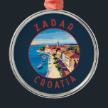 Zadar Kroatië Retro Distressed Circle Metalen Ornament<br><div class="desc">Zadar retro vector reisontwerp. Zadar,  een stad aan de Dalmatische kust van Kroatië,  staat bekend om de Romeinse en Venetiaanse ruïnes van de oude binnenstad.</div>