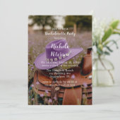 Zadel op het hek met hoed vrijgezellenfeest kaart (Staand voorkant)