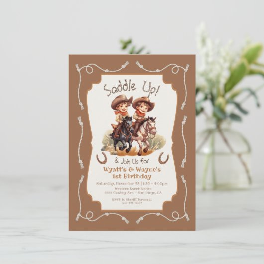 Zadel op kleine tweeling Cowboy paard verjaardagsf Kaart (Staand voorkant)