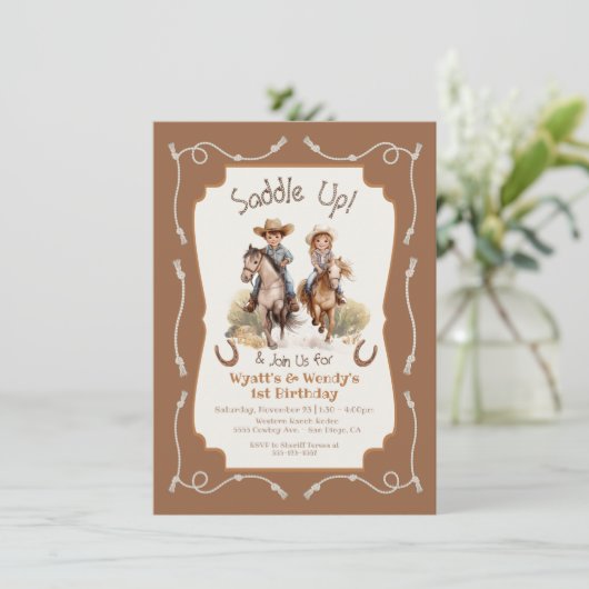 Zadelen kleine tweeling Cowboy Cowgirl verjaardag Kaart (Staand voorkant)