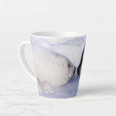 Zadelrob moeder met jong latte mok (Linkerhoek)