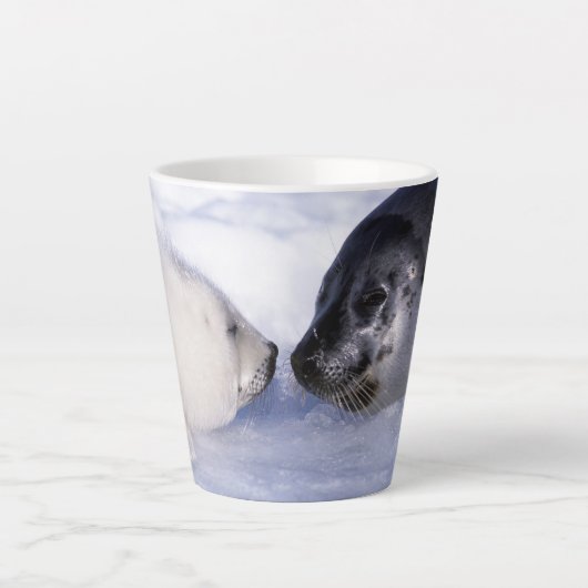 Zadelrob moeder met jong latte mok (Voorkant)