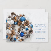 Zakelijk dennenkrans met blauwe en witte decoratie feestdagenkaart (Voorkant)