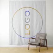 Zakelijk enkel groot logo op lichtgrijs wandkleed (In situ)