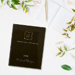 Zakelijk logo zwart goud elegant monogram 2025 planner<br><div class="desc">Een stijlvolle,  klassieke zwarte achtergrond. Pas uw zaken,  bedrijf logo,  een tekst,  jaar en persoonlijke naam aan en voeg deze toe. Gouden letters. Als u het zonder tekst wilt,  gebruik uw achterruimtesleutel om te schrappen.</div>