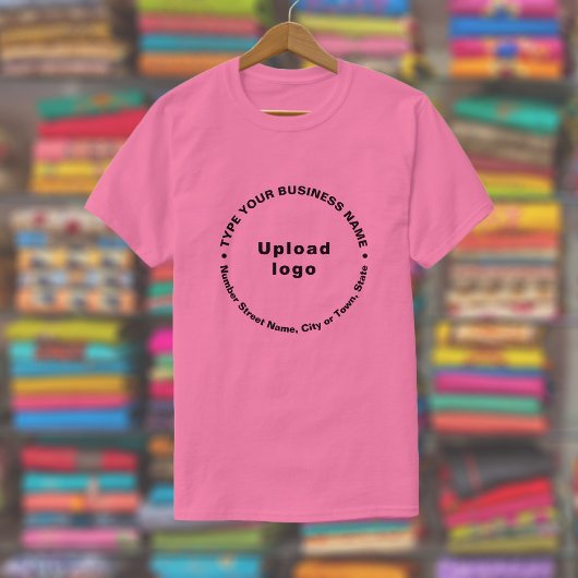 Zakelijk Merk in Ronde Patroon Tekst op Roze T-shirt