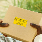 Zakelijk merk op gele verzendlabel