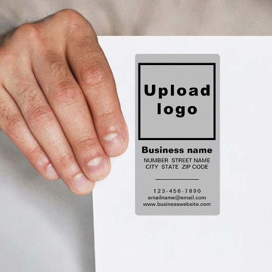 Zakelijk merk op grijs portret op verzendlabel