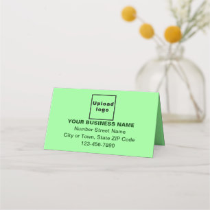 Zakelijk merk op klein licht groen gevouwen plaatskaartje