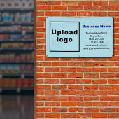 Zakelijk merk op lichtblauwe banner