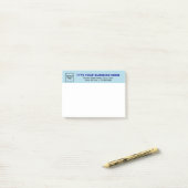 Zakelijk merk op lichtblauwe kop van rechthoek post-it® notes (Op bureau)