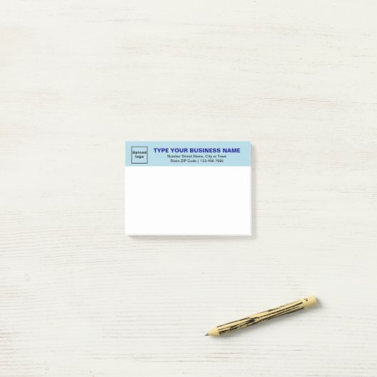 Zakelijk merk op lichtblauwe kop van rechthoek post-it® notes (Op bureau)