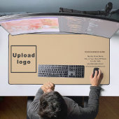 Zakelijk merk op lichtbruine bureaumat