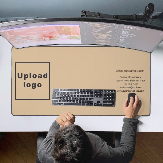 Zakelijk merk op lichtbruine bureaumat