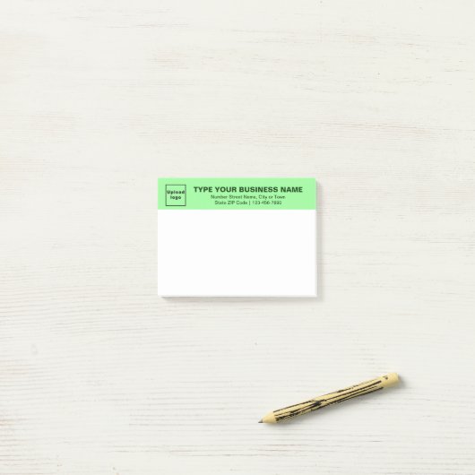 Zakelijk merk op lichtgroene kop van rechthoek post-it® notes (Op bureau)
