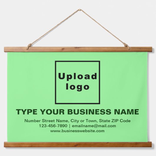 Zakelijk merk op lichtgroene rechthoek hangend wandkleed (Voorkant)