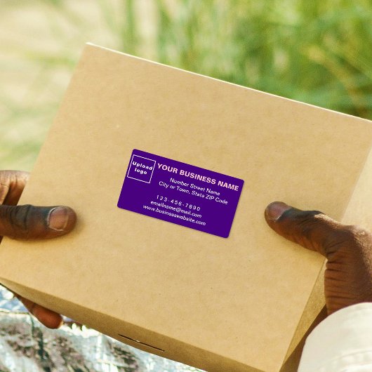 Zakelijk merk op paarse verzendlabel