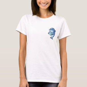 Zakelijke dolfijn die een tablet vasthoudt met zel t-shirt