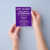 Zakelijke Halloween Sale op Paarse Flyer (Hand)