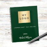 Zakelijke logo emerald groene naam script 2025 planner<br><div class="desc">Een stijlvolle,  klassieke groene achtergrond. Pas uw zaken,  bedrijf logo,  een tekst,  jaar en persoonlijke naam aan en voeg deze toe. Als u het zonder tekst wilt,  gebruik uw achterruimtesleutel om te schrappen.</div>