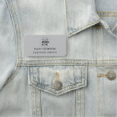 Zakelijke Logo | Lichtgrijs Modern Medewerker Pers Naamplaatje (In situ)