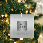 Zakelijke logo zilveren kerst glas ornament<br><div class="desc">Een stijlvolle faux zilveren uitziende achtergrond. Personaliseer en voeg uw bedrijf,  bedrijf logo en een tekst toe. Als u de tekst zonder tekst wilt verwijderen,  gebruikt u de spatie achter om te verwijderen.</div>