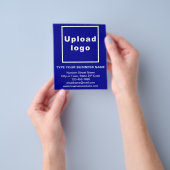 Zakelijke merknaam op blauwe flyer (Hand)