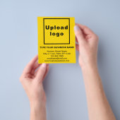 Zakelijke merknaam op gele flyer (Hand)
