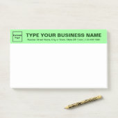 Zakelijke merknaam op lichte groene koptekst van g post-it® notes (Op bureau)