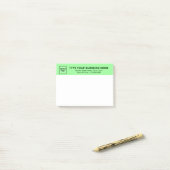 Zakelijke merknaam op lichtgroene kop van rechthoe post-it® notes (Op bureau)