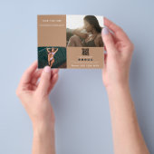 Zakelijke Promotie Foto QR Code Modern Bruin Flyer (Hand)