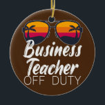 Zakenleraar uit dienst Zonnebril Beach Sunset Keramisch Ornament<br><div class="desc">Zakendocent voor zonneschermen voor zonnescherm. Perfect gift voor je vader,  moeder,  papa,  mannen,  vrouwen,  vriend en familieleden op de dag van de Thanksgiving,  kerstdag,  Moederdag,  vaderdag,  4 juli,  1776 Onafhankelijke dag,  Veteranendag,  Halloween Dag,  Patrick's Day</div>