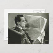 Zakenman die de krant leest briefkaart (Voorkant / Achterkant)