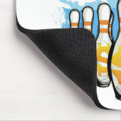 Zakenman gooit een wereldbol in de richting van ge muismat (Hoek)