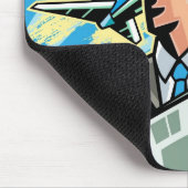 Zakenman met kranten en vliegtuigen boven muismat (Hoek)