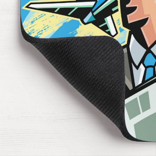 Zakenman met kranten en vliegtuigen boven muismat (Hoek)