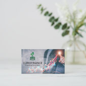 Zakenman Tekent Grafiek van Financieel Overzicht Visitekaartje (Staand voorkant)